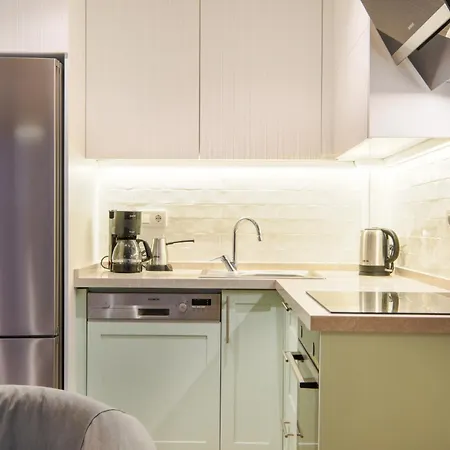Comfy Flat With Balcony 5 Min To Marina 아파트